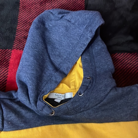 Sweater with A Hoodie - Picture 3 of 5